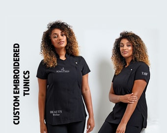 Benutzerdefinierte Frauen Beauty Tunika, gestickte Initiale auf dem Ärmel Kosmetikerinnen Uniform, personalisierte Spa Logo Tunika, Make-up Künstler Salon Top Spa Geschenk