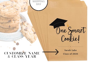 Könnte beinhalten: Schokoladen-Chip-Cookies und braune Papier-Keksbeutel. Die Beutel zeigen eine Abschlusskappe und den Text "One Smart Cookie!" mit Namen und Abschlussjahr. Der Text "Customize Name & Class Year" ist ebenfalls sichtbar.