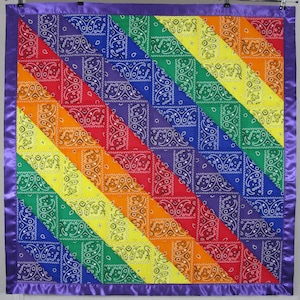Coperta per neonati in bandana (QUADRATA) a strisce diagonali arcobaleno