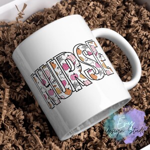 Puede incluir: Taza de cer&aacute;mica blanca con la palabra "NURSE" en letras grandes con contorno negro. Las letras est&aacute;n rellenas con un patr&oacute;n de ilustraciones tem&aacute;ticas de Halloween, incluyendo calabazas, fantasmas y telara&ntilde;as. La taza tiene un asa blanca y est&aacute; en una caja con material de embalaje marr&oacute;n.