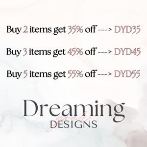 Pu&ograve; includere: Grafica promozionale con testo che offre sconti: Acquista 2 articoli e ottieni il 35% di sconto, acquista 3 articoli e ottieni il 45% di sconto e acquista 5 articoli e ottieni il 55% di sconto. Il testo "Dreaming DESIGNS" &egrave; in basso.