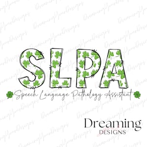 Puede incluir: Diseño gráfico con las letras "SLPA" rellenas con un patrón de trébol verde. Debajo, el texto dice "Speech Language Pathology Assistant". Pequeños tréboles están a cada lado del texto, todo sobre un fondo blanco.