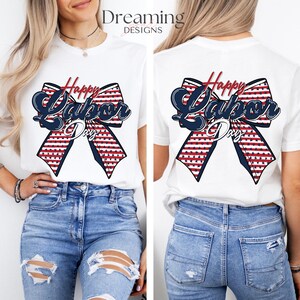 Pu&ograve; includere: T-shirt bianco con un design a fiocco patriottico e la scritta "Happy Labor Day". Il fiocco presenta strisce rosse e bianche con dettagli blu e stelle. La maglietta &egrave; abbinata a jeans blu.