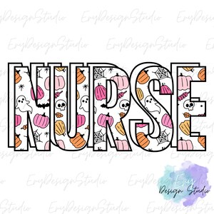 Puede incluir: Un gr&aacute;fico blanco con la palabra "NURSE" en letras negras delineadas. Las letras est&aacute;n rellenas con un patr&oacute;n de calabazas rosas y naranjas, fantasmas, telara&ntilde;as y calaveras, ideal para Halloween.