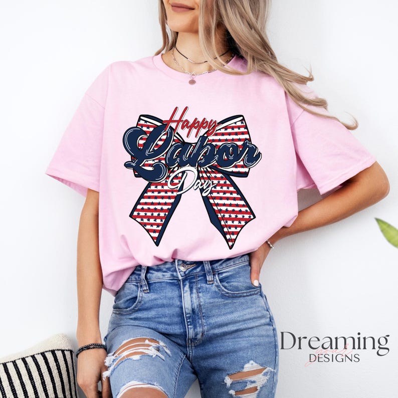 Pu&ograve; includere: T-shirt rosa chiaro con un motivo a fiocco patriottico nei colori rosso, bianco e blu. Le parole "Happy Labor Day" sono scritte sull'arco. La maglietta &egrave; abbinata a jeans blu. Adatta per il Labor Day.