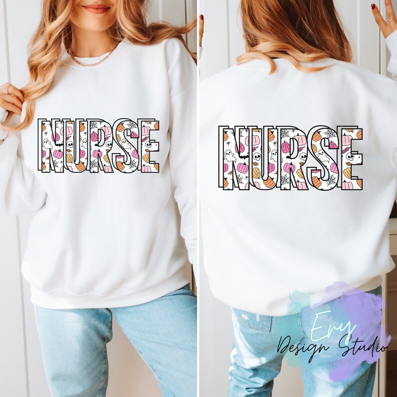Puede incluir: Sudadera blanca con la palabra "NURSE" en letras grandes y contorneadas en la parte delantera y trasera. Las letras est&aacute;n rellenas con un patr&oacute;n de calabazas, fantasmas y telara&ntilde;as en naranja, rosa y blanco. Una prenda casual.