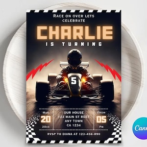 Op de afbeelding: Een verjaardagsuitnodiging met een raceautothema. De uitnodiging toont een autocoureur in een kart, de naam "CHARLIE" in grote letters en evenementdetails. Het ontwerp bevat rode bliksemschichten en een geblokte vlagrand.
