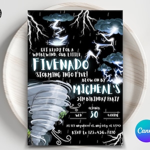 Könnte beinhalten: Eine schwarz-weiße Geburtstagseinladung mit einem Tornado und Blitzen. Der Text lautet: "Machen Sie sich bereit für einen Wirbelwind, unser kleiner Fivenado stürmt in seine fünf Jahre! Feiern Sie mit Micheal seinen 5. Geburtstag. Am 30. Oktober um 16:00 Uhr. In der 123 anywhere st., any city, st 12345. RSVP an 123-456-7890."
