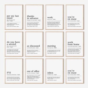 Può includere: Set di 12 stampe d'arte da parete stampabili con testo nero su sfondo bianco. Ogni stampa presenta una frase o un termine comune d'ufficio con una definizione umoristica. Le frasi includono "per my last email", "thanks in advance", "work", "you're on mute", "do you have a second", "as discussed", "meeting", "work from home", "FYI", "out of office", "inbox", e "you're on mute".
