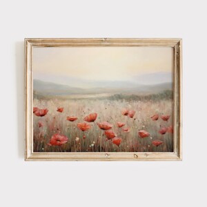 Puede incluir: Una pintura enmarcada de un campo de amapolas rojas en un paisaje brumoso. La pintura está en un marco de madera claro.