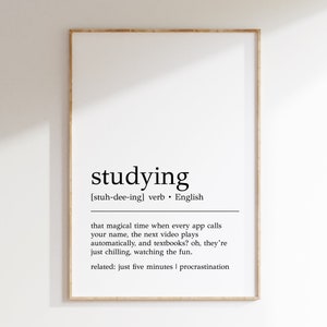 Puede incluir: Una impresión de arte de pared imprimible en blanco y negro con la definición de la palabra "studying" como verbo. La definición es "ese momento mágico cuando cada aplicación llama a tu nombre, el siguiente video se reproduce automáticamente, y los libros de texto? oh, están simplemente relajándose, viendo la diversión." Las palabras relacionadas son "solo cinco minutos" y "procrastinación".