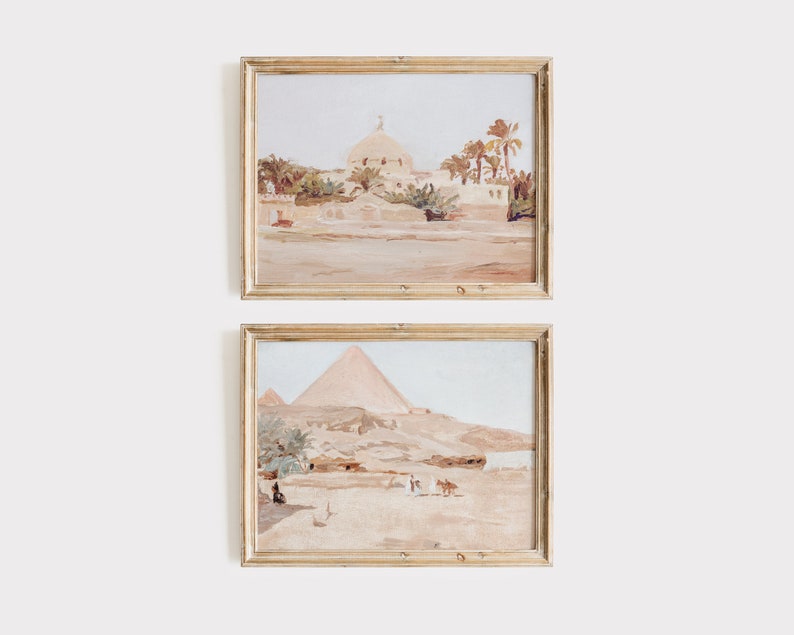 Puede incluir: Dos pinturas enmarcadas que representan escenas de Egipto. La pintura superior muestra una mezquita con palmeras en el fondo. La pintura inferior muestra las pir&aacute;mides con personas y camellos en primer plano.