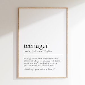 Könnte beinhalten: Ein schwarz-weißes druckbares Wandbild mit der Definition des Wortes "Teenager" im minimalistischen Stil. Die Definition lautet: "[teen-ey-jer] Substantiv. Englisch das Stadium des Lebens, in dem alle anderen unaufgeforderte Ratschläge für dich haben, Augenrollen zur Kunst werden und du zwischen Freiheitswünschen und elterlichen Privilegien navigierst. verwandt: äh, Eltern | warum eigentlich?"