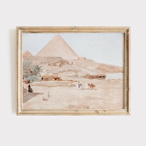 Puede incluir: Una pintura enmarcada que representa un paisaje des&eacute;rtico con una gran pir&aacute;mide en el fondo. La pintura est&aacute; realizada en tonos apagados de marr&oacute;n, beige y blanco, con algunas figuras en primer plano.