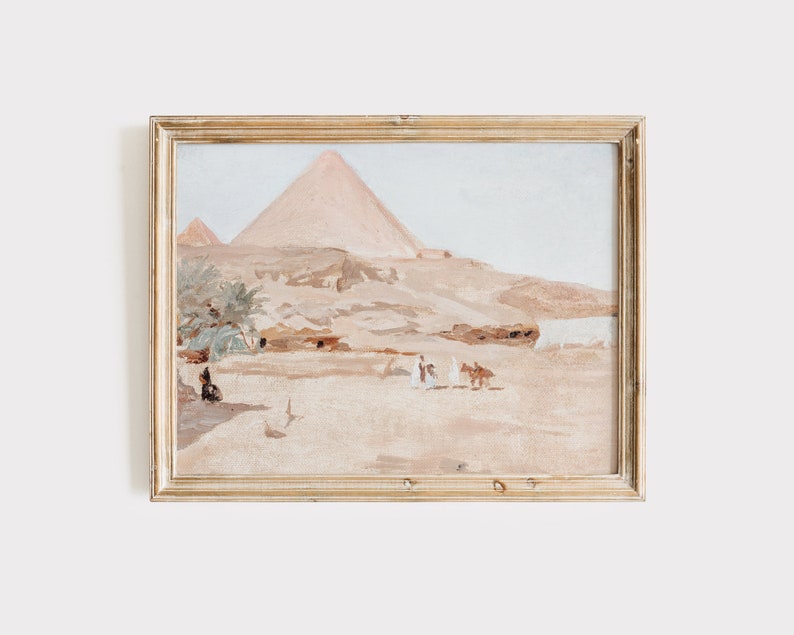 Puede incluir: Una pintura enmarcada que representa un paisaje des&eacute;rtico con una gran pir&aacute;mide en el fondo. La pintura est&aacute; realizada en tonos apagados de marr&oacute;n, beige y blanco, con algunas figuras en primer plano.