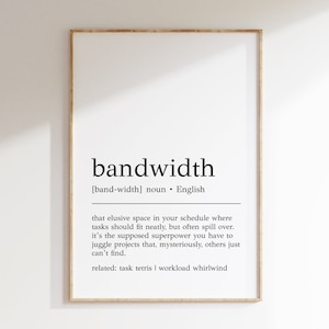 Puede incluir: Impresión enmarcada con la palabra "bandwidth" en negro. La definición describe el espacio en un horario donde las tareas deberían encajar. El marco es de madera clara.