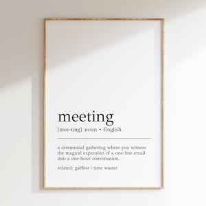 Puede incluir: Una impresión de arte de pared imprimible en blanco y negro con una definición de la palabra "meeting" en inglés. La definición es una interpretación humorística de la palabra, describiéndola como una reunión ceremonial donde un correo electrónico de una línea se expande en una conversación de una hora. La impresión también incluye la palabra "gabfest" como término relacionado.