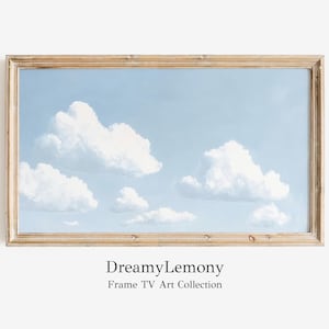 Op de afbeelding: Een ingelijst schilderij van een lichtblauwe lucht met witte wolken. De lijst is van licht hout. Het schilderij is getiteld "DreamyLemony Frame TV Art Collection".