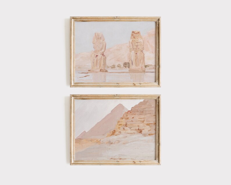 Puede incluir: Dos pinturas enmarcadas que representan paisajes des&eacute;rticos en tonos apagados. La pintura superior muestra dos grandes estatuas en un entorno des&eacute;rtico, mientras que la pintura inferior muestra una pir&aacute;mide y el desierto circundante.