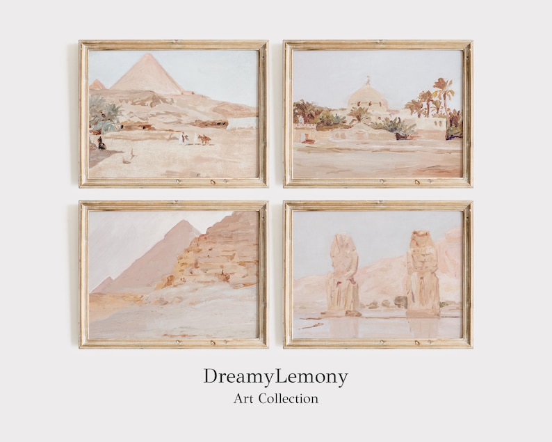 Puede incluir: Conjunto de cuatro impresiones enmarcadas que representan paisajes des&eacute;rticos en tonos pastel de rosa, beige y marr&oacute;n. Las impresiones representan pir&aacute;mides, ruinas antiguas y una mezquita con palmeras.