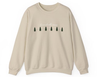 Puede incluir: Una sudadera beige con el texto "bernedoodle mom" y una fila de pinos verdes impresos en la parte delantera.