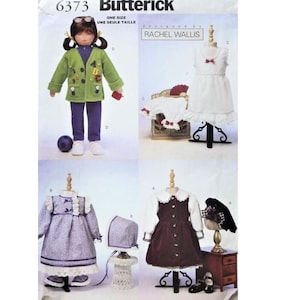 Könnte beinhalten: Ein Schnittmuster zum Nähen von Puppenkleidern. Das Muster enthält vier verschiedene Outfits: eine grüne Jacke und Hose, ein weißes Kleid, ein lila Kleid und ein rotes Kleid. Das Muster wurde von Rachel Wallis entworfen und ist für eine Größe.