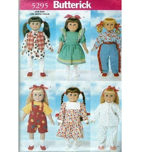 Może przedstawiać: Wzór szycia do robienia ubrań dla lalek. Wzór jest dla lalki w jednym rozmiarze. Wzór zawiera sześć różnych strojów: koszulę w kratę i kamizelkę, zieloną sukienkę z falbankami na rękawach, spódnicę i koszulę dżinsową, ogrodniczkę, sukienkę w kwiaty i piżamę. Wzór pochodzi od Butterick, a numer wzoru to 5295.
