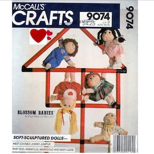 Pode incluir: Padrão de artesanato McCall's Crafts número 9074 para fazer bonecas de tecido esculpidas. O padrão inclui instruções para fazer cinco bonecas: Jonny Jumpup, Baby Bud, Amaryllis, Marigold e Busy Lizzie. As bonecas são mostradas em uma estrutura de jogo vermelha e preta.