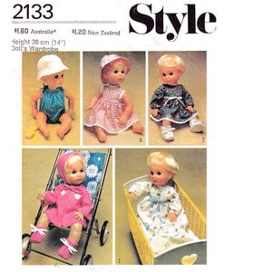 Puede incluir: Un patrón de vestuario de muñeca vintage con cinco atuendos de muñeca. Las muñecas visten varios conjuntos, incluyendo un pelele azul de lunares, un vestido de cuadros rosa y un vestido floral. El patrón es para muñecas de 36 cm.