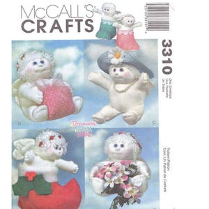 Puede incluir: Un patrón de costura para hacer una muñeca. El patrón es para una muñeca con un cuerpo blanco, un vestido rosa y un sombrero blanco. El patrón es de McCall's Crafts y es el número 3310.