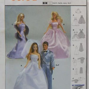 Puede incluir: Un patrón de costura Burda con muñecas Barbie vestidas con varios vestidos de gala y un esmoquin. Las muñecas visten un vestido de novia, un vestido lavanda con una boa de plumas y un vestido de baile rosa. El patrón incluye diagramas y el texto "leicht, facile, easy, fácil."