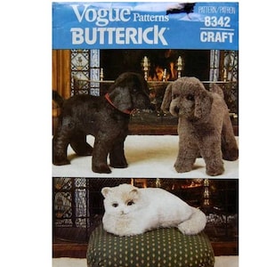 Puede incluir: Un patrón de costura vintage Vogue Butterick para hacer juguetes de peluche. El patrón es para un caniche negro, un caniche marrón y un gato blanco. El número del patrón es 8342 y el título es "Craft".