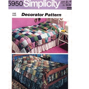 Puede incluir: Patrón de decorador Simplicity 5950. La imagen muestra un edredón y una falda de cama de patchwork en una cama. El edredón presenta cuadrados de varios colores y patrones. La falda de la cama es blanca con un diseño con volantes. La parte superior de la imagen muestra una cama con un cabecero de mimbre blanco.