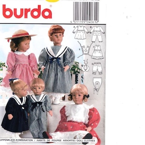 Puede incluir: Un patrón de costura Burda para ropa de muñecas. El patrón presenta varios conjuntos de muñecas, incluyendo vestidos y conjuntos de estilo marinero. Las muñecas llevan los conjuntos, mostrando los diseños. El texto "PUPPENKLEID-KOMBINATION / HABITS DE POUPEE ASSORTIS / DOLL CLOTHES" es visible.