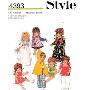 Może przedstawiać: Wzór szycia do robienia ubrań dla lalek. Wzór zawiera instrukcje do uszycia białej sukni ślubnej, czerwono-białej sukienki, żółtej peleryny, zielono-białego garnituru, zielonego bikini i czerwono-białej sukienki ze spodniami. Wzór jest przeznaczony dla lalek o wysokości 56 cm (22 cali).