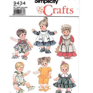 Może przedstawiać: Wzór szycia Simplicity Crafts numer 9434 do szycia ubrań dla lalek. Wzór zawiera instrukcje do uszycia sześciu różnych strojów dla lalki. Stroje obejmują sukienkę w kratę z fartuchem, sukienkę w kwiaty z czerwoną falbanką, żółtą bluzkę z falbanką i pasujące spodenki, zieloną sukienkę z falbanką, sukienkę w kropki z falbanką i sukienkę w kwiaty z falbanką.