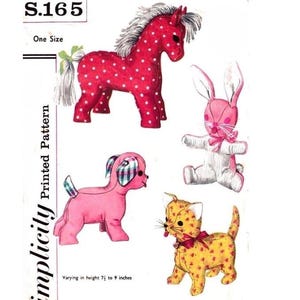 Könnte beinhalten: Vintage Simplicity Schnittmuster S.165 mit Stofftier-Designs. Enthält ein rotes Pferd mit Polka-Dots, ein rosa Kaninchen, einen rosa Hund und eine gelbe Katze mit roten Herzflecken. Die Spielzeuge sind zwischen 19 und 23 cm hoch.