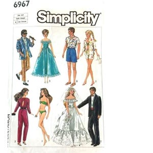 Puede incluir: Patrón de costura Simplicity con ilustraciones de trajes de muñecas, incluyendo un vestido de noche, trajes de baño, un esmoquin y ropa casual. El patrón está etiquetado con el número 6967.