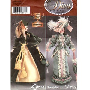 Puede incluir: Un patrón de costura vintage para una colección de muñecas Diva, con dos muñecas con vestidos de época victoriana. El patrón es de Simplicity e incluye instrucciones para hacer un vestido de terciopelo verde con una faja dorada y un vestido verde y rosa con ribetes de encaje. El patrón es para una talla y es una reproducción auténtica de 2001.