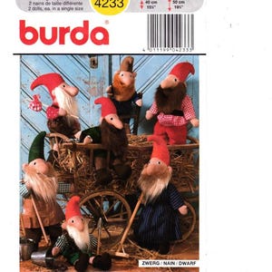Peut inclure: Un patron de couture pour réaliser six nains de différentes tailles. Le patron est de Burda et le numéro du patron est 4233. Les nains portent tous des chapeaux rouges et ont des barbes blanches. Les nains sont assis sur une botte de foin et tiennent divers outils.