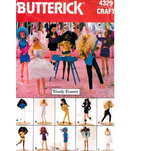 Peut inclure: Un patron de couture vintage pour confectionner des vêtements de poupée. Le patron est sur le thème d'un groupe de rock et comprend une variété de tenues pour poupées. Le patron est de Butterick et porte le numéro 4329. Le patron est conçu par Wendy Everett.