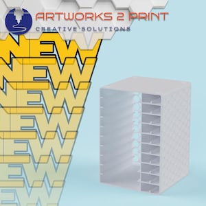 Op de afbeelding: Een witte, verdeelde opbergunit met een getextureerd zijpaneel. De unit is rechthoekig en heeft meerdere verticale sleuven. Het woord "NEW" is geel overgelegd. De tekst "ARTWORKS 2 PRINT" en "CREATIVE SOLUTIONS" staat rechtsboven.