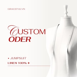 Op de afbeelding: Een witte kleermakerspop met een meetlint om de nek. De woorden "CUSTOM ORDER" staan in rode letters. Daaronder staat de tekst "• JUMPSUIT LINEN 100%" met een klein diamantsymbool.