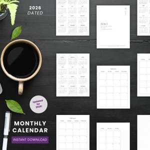Puede incluir: Una composición plana con una taza de café negra, un bolígrafo y varias páginas de calendario mensual 2026 blancas. Los calendarios tienen un diseño minimalista con texto negro sobre fondo blanco. El texto incluye "2026 DATED", "MONTHLY CALENDAR" e "INSTANT DOWNLOAD".