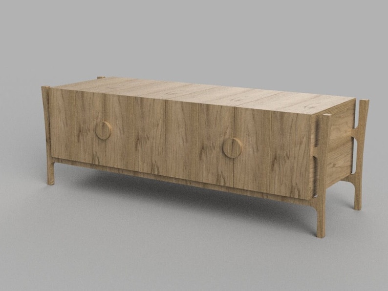 Op de afbeelding: Een houten kast met vier deuren en ronde houten knoppen. De kast heeft een lichtbruine afwerking en staat op vier poten.