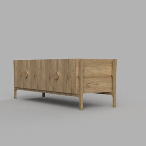 Op de afbeelding: Een lange, houten kast met drie deuren en een natuurlijke houtkleur. De kast heeft een eenvoudig, modern ontwerp met afgeronde hoeken en een licht gebogen basis.