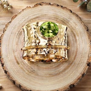 Bague péridot, vermeil or 18 carats, anneau large martelé, bijou bohème en pierre précieuse verte