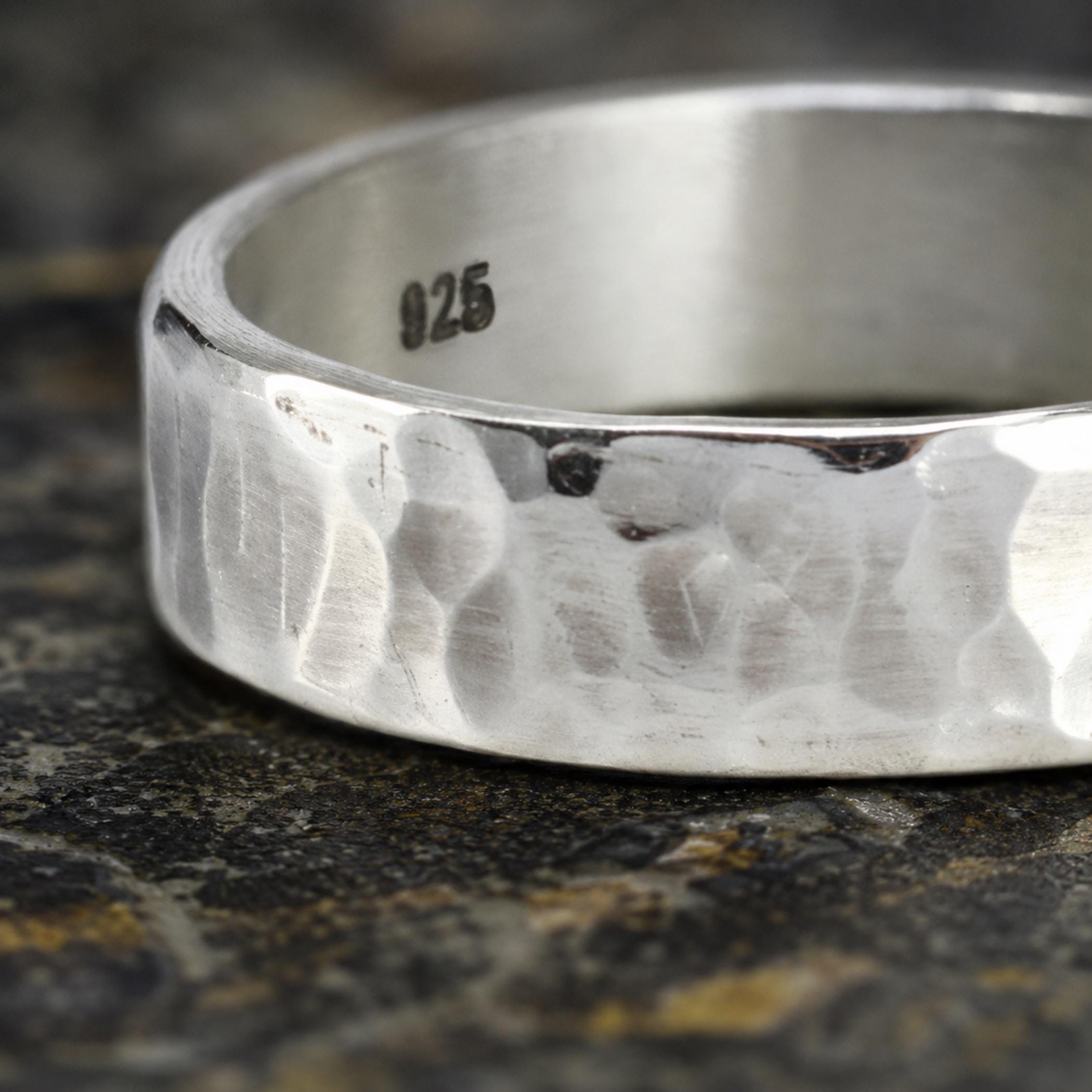 ハンマー加工925スターリングシルバーリング - 素朴な結婚指輪（5mm