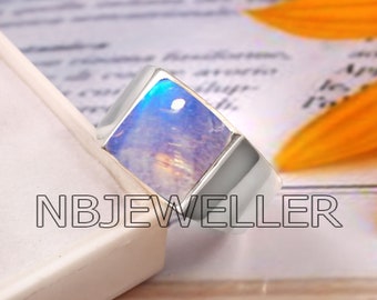 Anello fatto a mano con pietra di luna arcobaleno: incastonatura a griffe in argento sterling 925 - Italia Anello fatto a mano con pietra di luna arcobaleno: incastonatura a griffe in argento sterling 925 - Italia