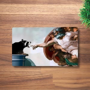 Tapis de jeu MTG Raccoon Bites God pour TCG, OCG, tapis de bureau Trash Panda et Dnd, tapis de souris Fantasy Anime, tapis de jeu noir en néoprène, 60 x 35 cm, 14 x 24 po